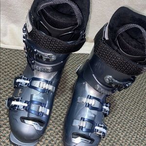 Tecnica women’s size 7 ski boot